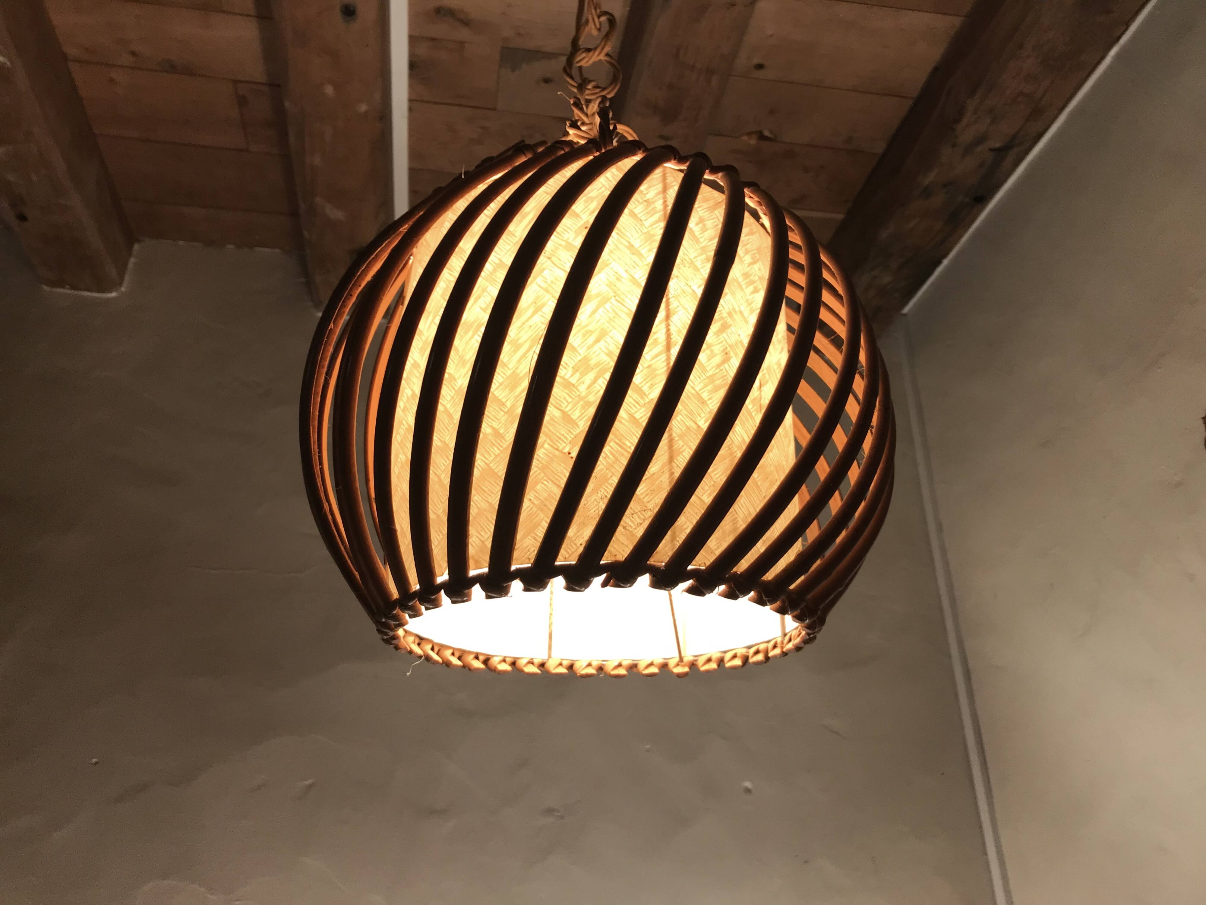 Suspension en rotin des années 50.