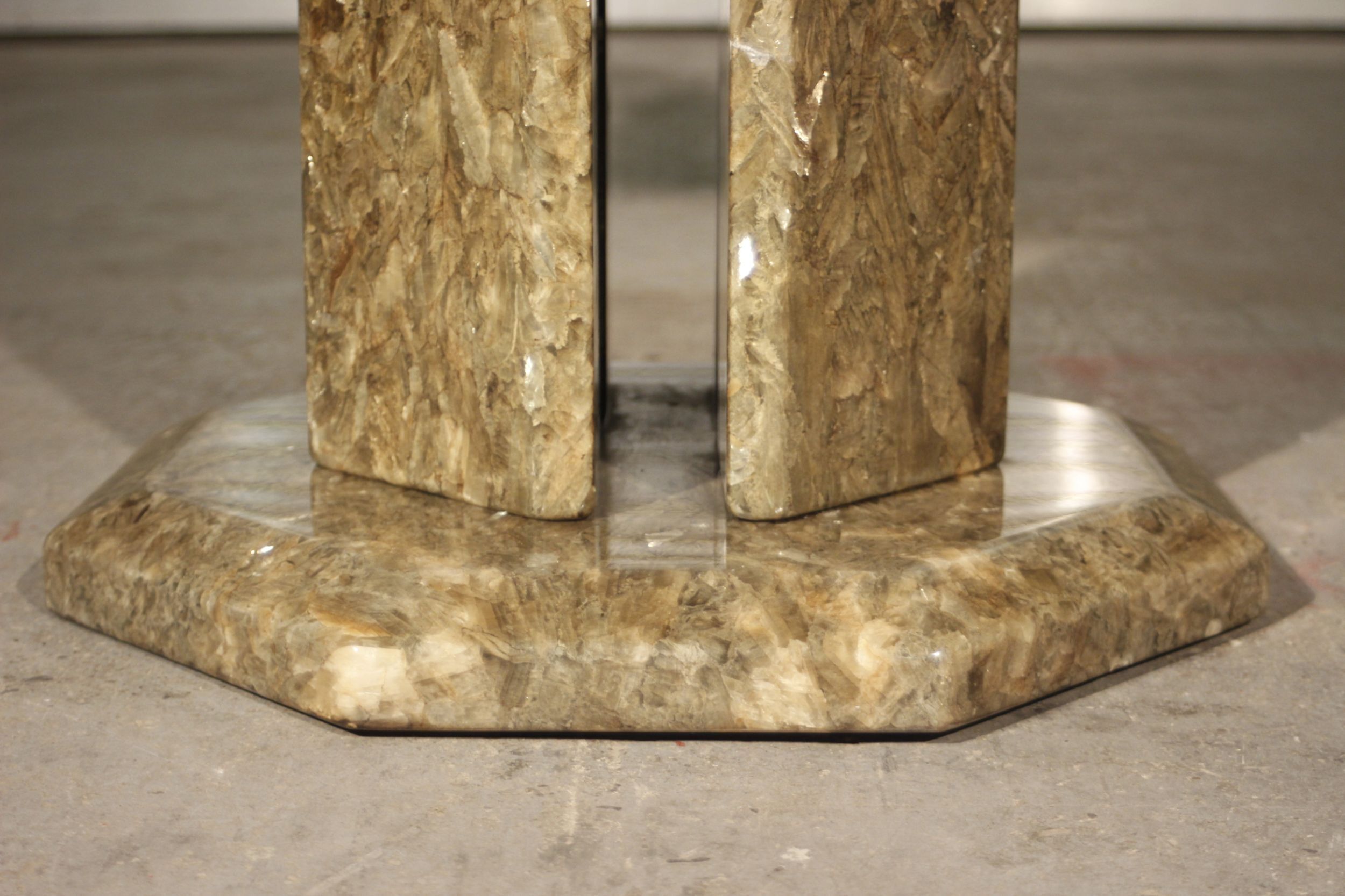 Octagonal post-modernist lounge table in marble beaded massive green quartz, Italy 1970s