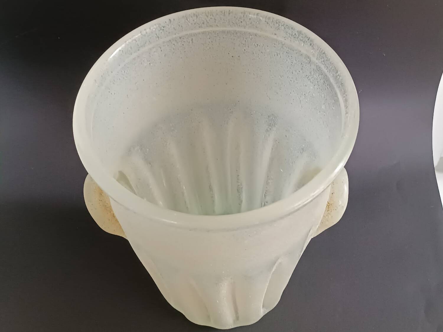 Beige fluted ear-shaped glass paste bucket
