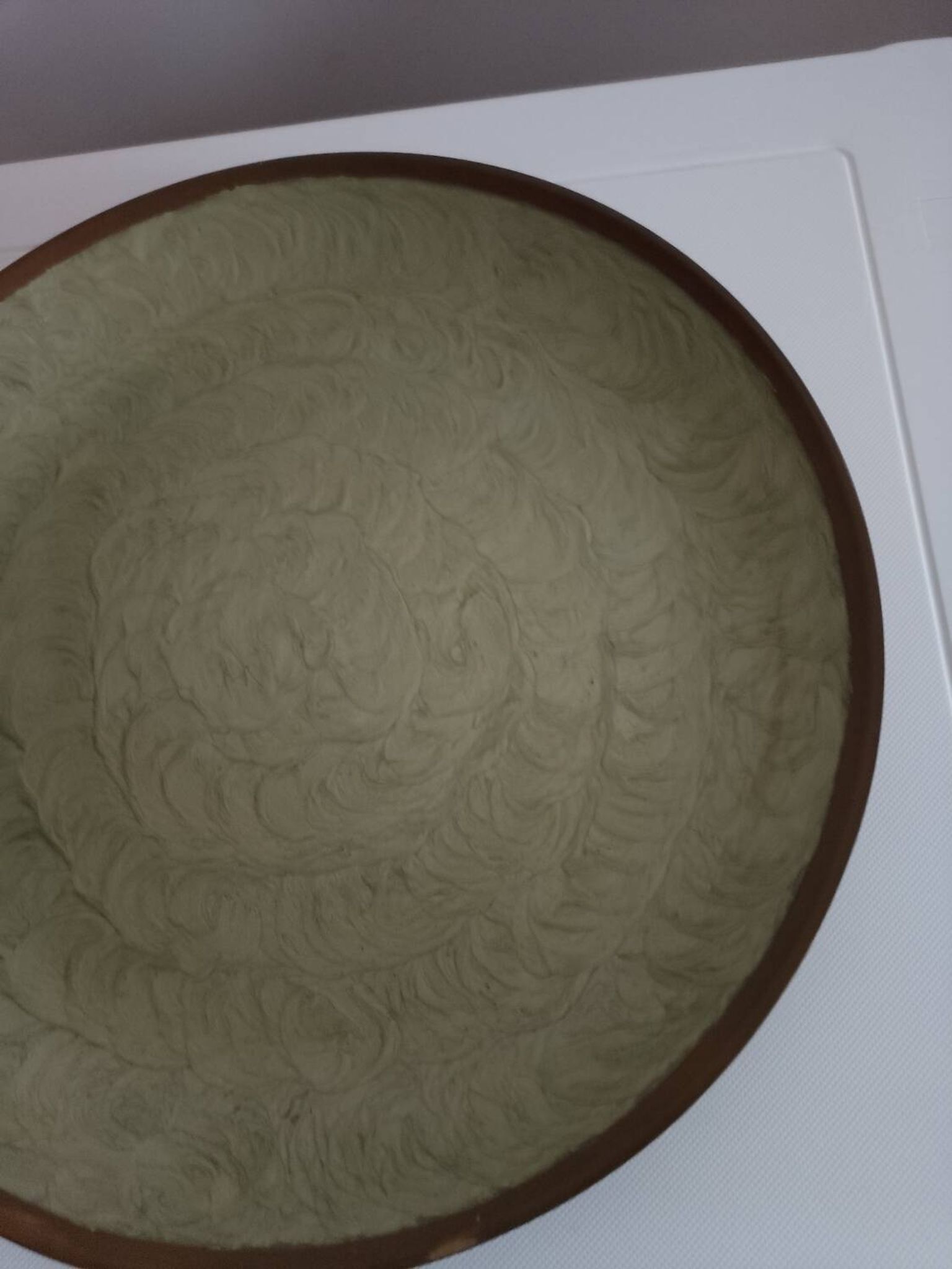Plat cloisonné et laiton