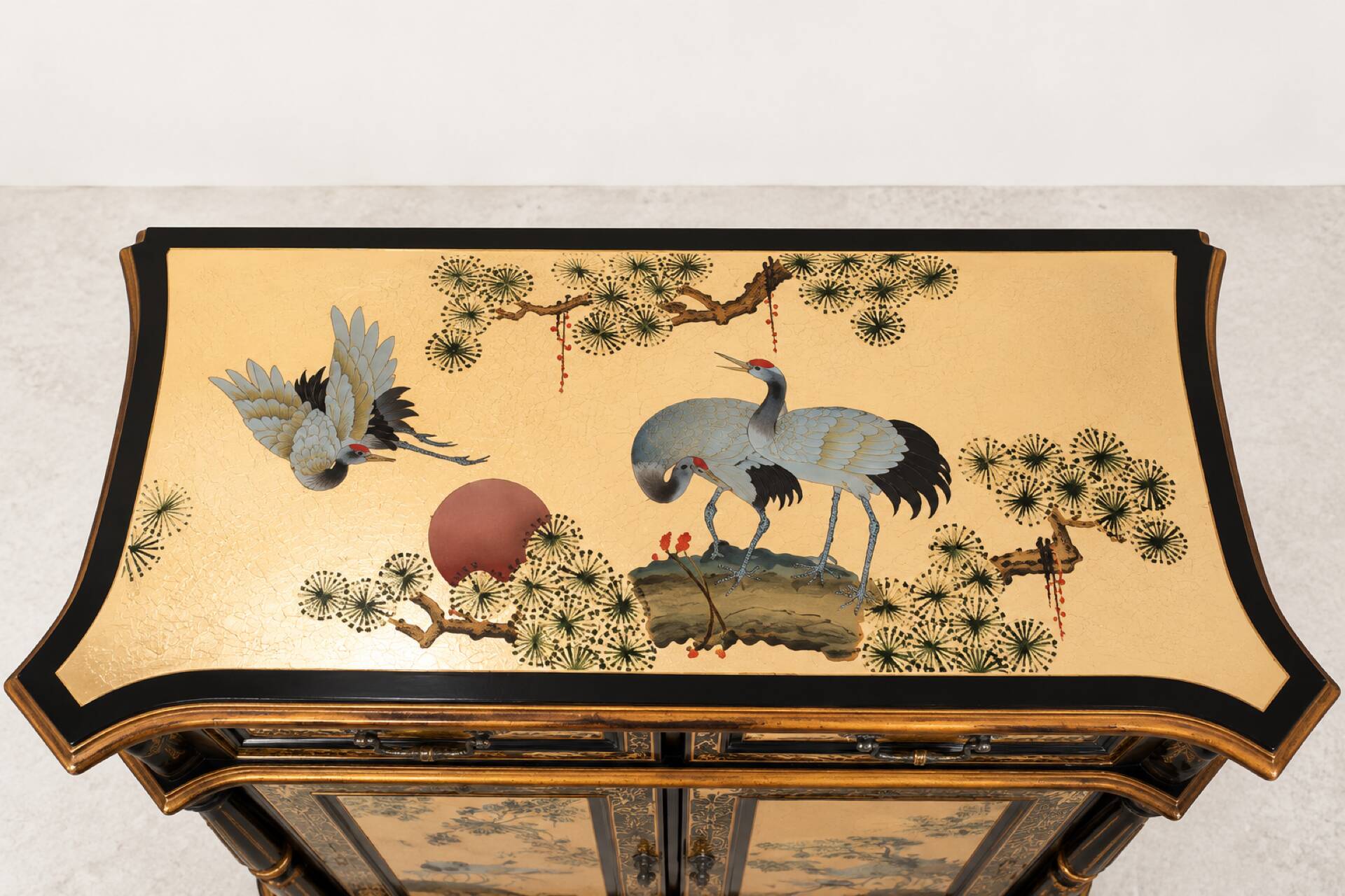 Cabinet chinoiserie de grues en laque noire et dorée, peint à la main