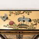 Cabinet chinoiserie de grues en laque noire et dorée, peint à la main