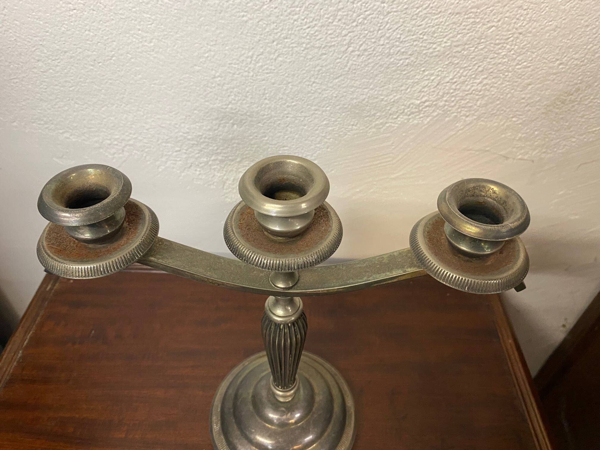 Paire de bougeoirs style art deco en metal argente