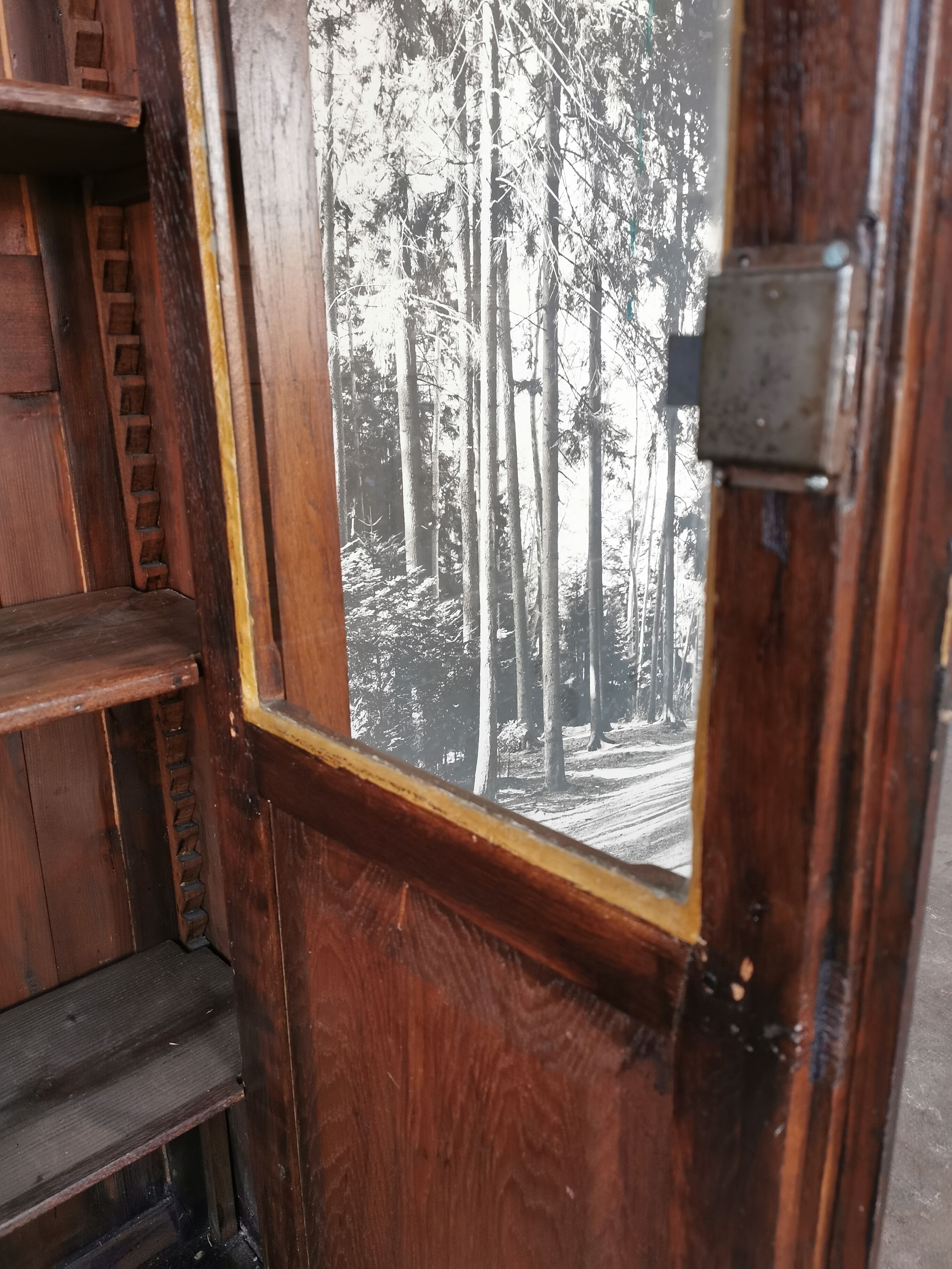 Library, wooden showcase