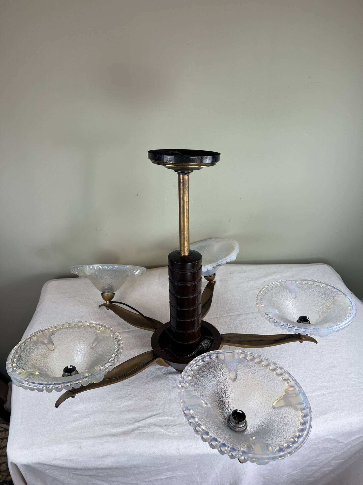 Lustre moderniste français en bois, laiton et verres opalescents
