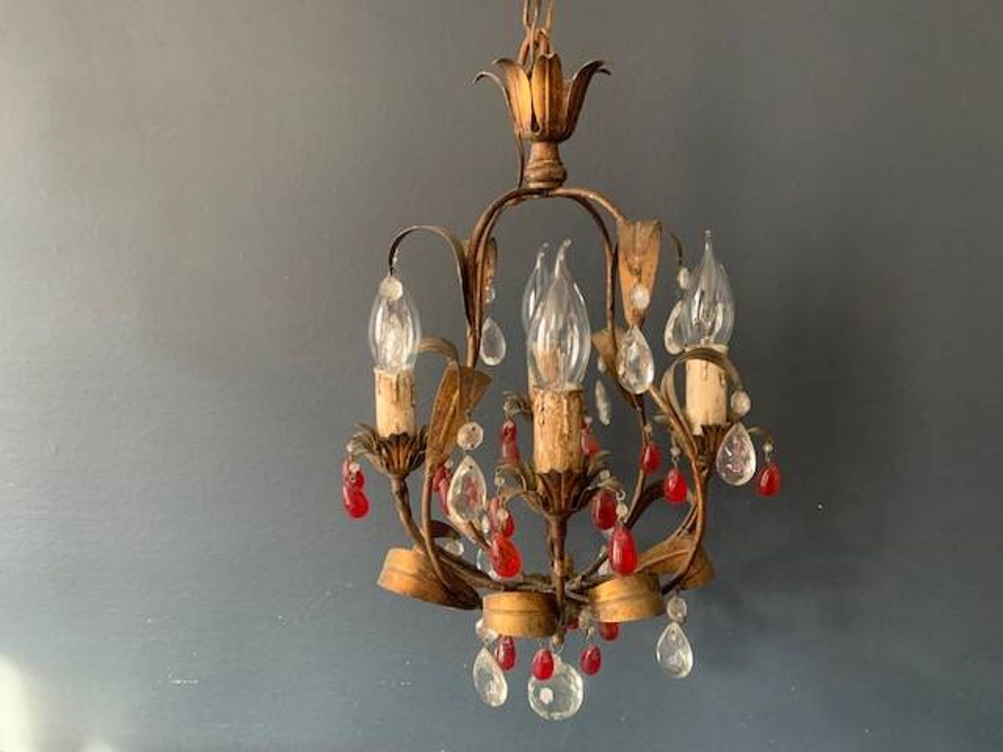 Antique chandelier in gilded sheet metal and red and white crystal pendants, 1900