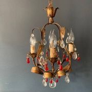 Antique chandelier in gilded sheet metal and red and white crystal pendants, 1900