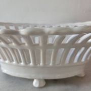 Corbeille ajourée, céramique blanche