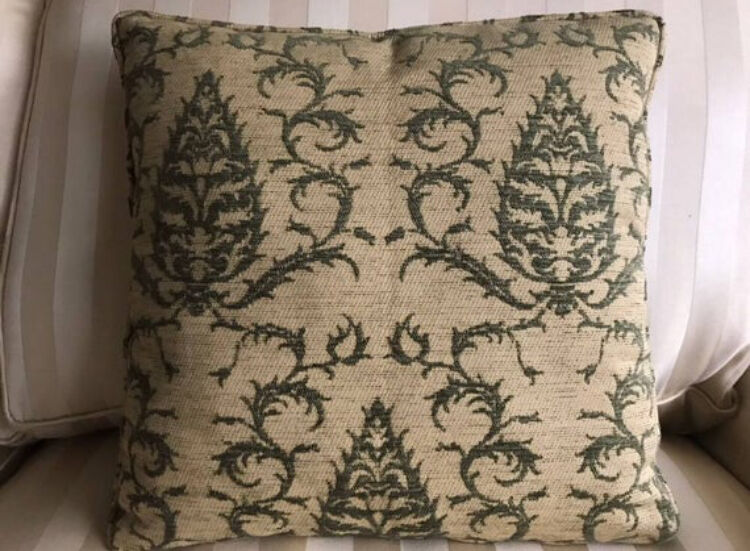 Decorative pillow case in velvet with ottoman turkish 16th century motifs