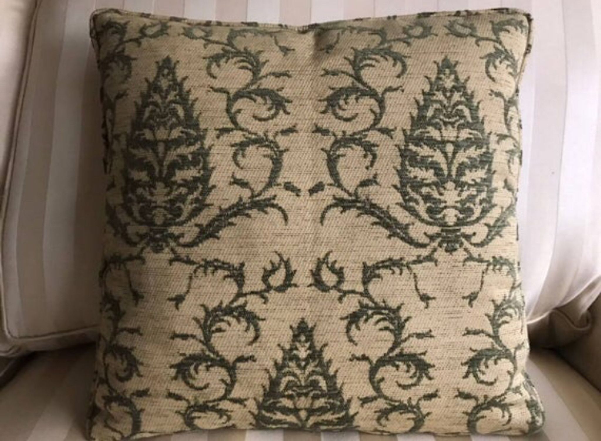 Decorative pillow case in velvet with ottoman turkish 16th century motifs