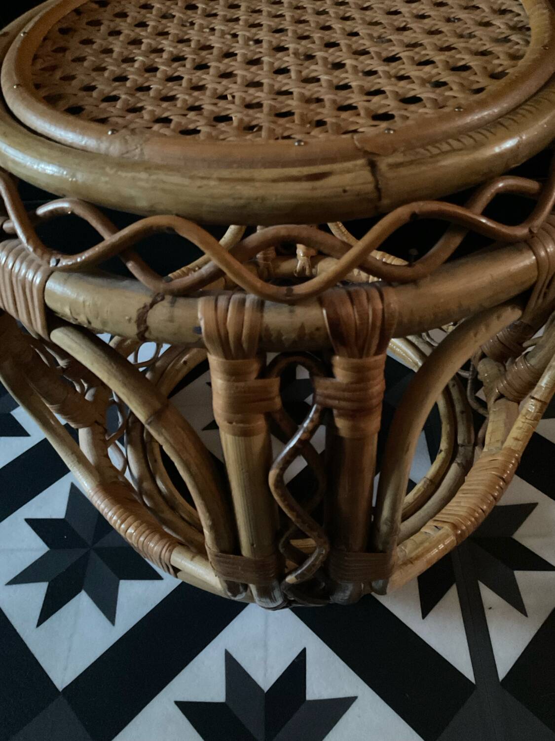 Vintage side table in rattan from the 60s-70s.