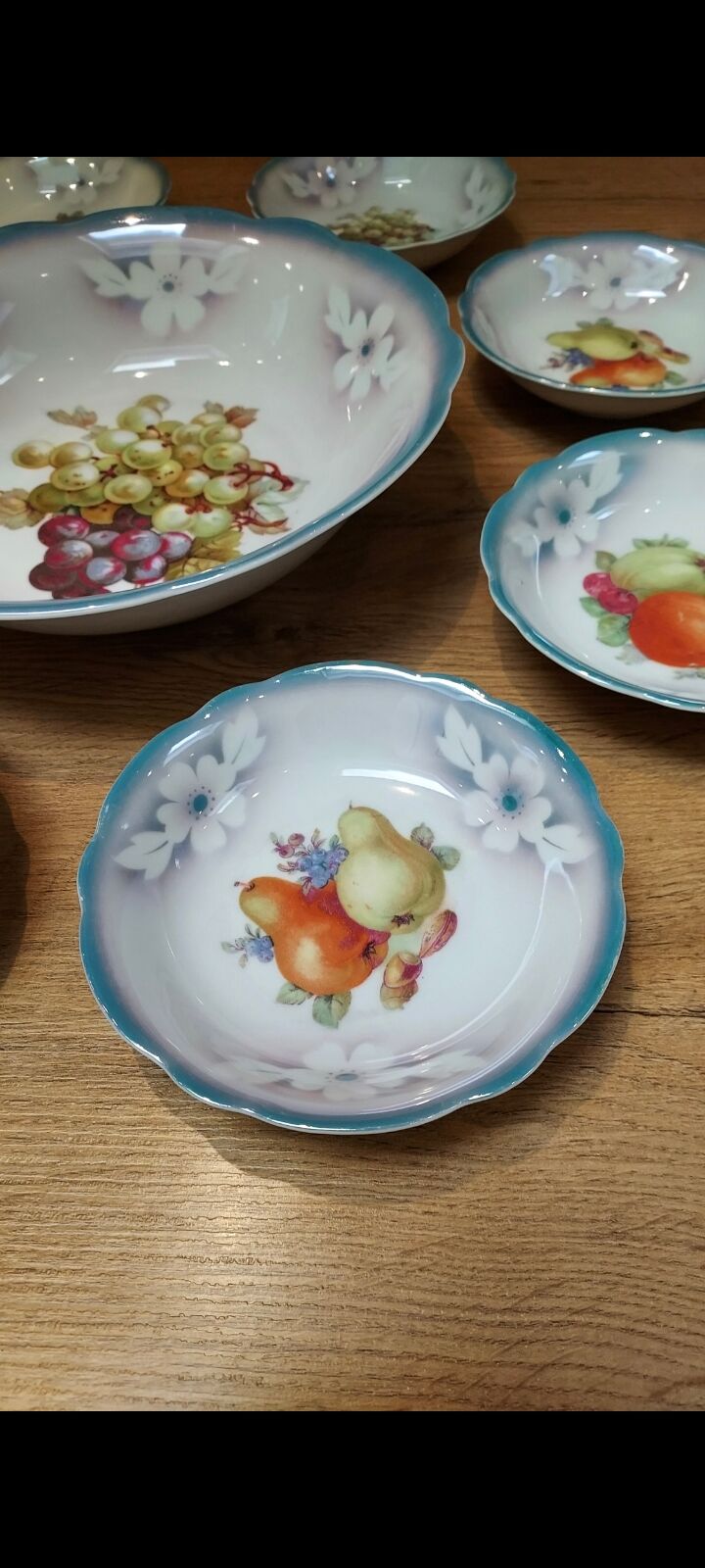 Salad bowl and its 8 cups