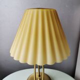 Lampe de table en laiton avec capot en verre plissé années 90