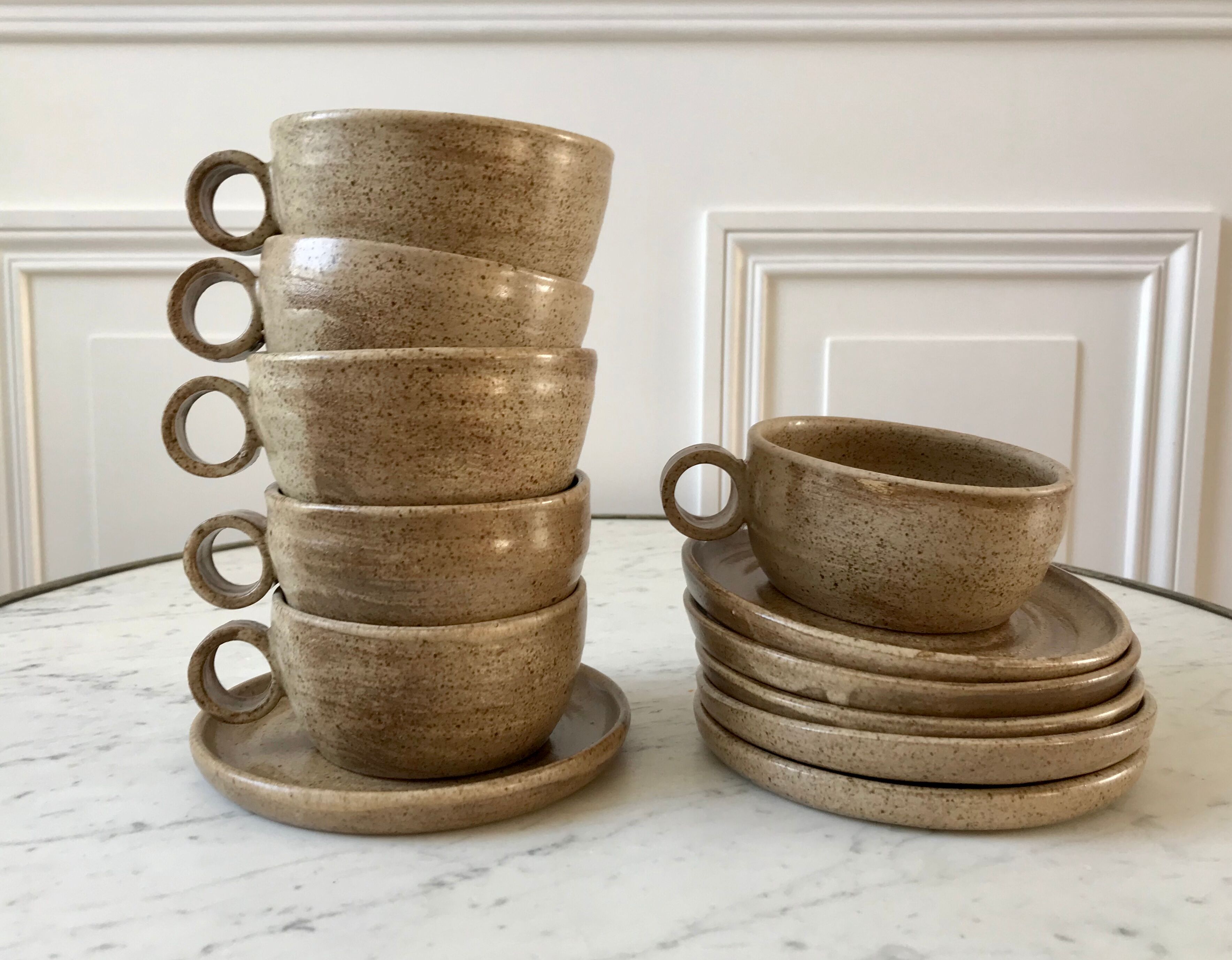 Lot de 6 tasses en grès design et ses soucoupes années 60 signées fait-main