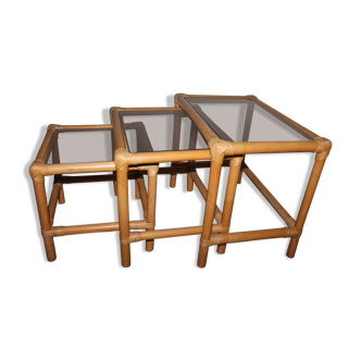 Tables gigognes en rotin et verre fumé des années 70