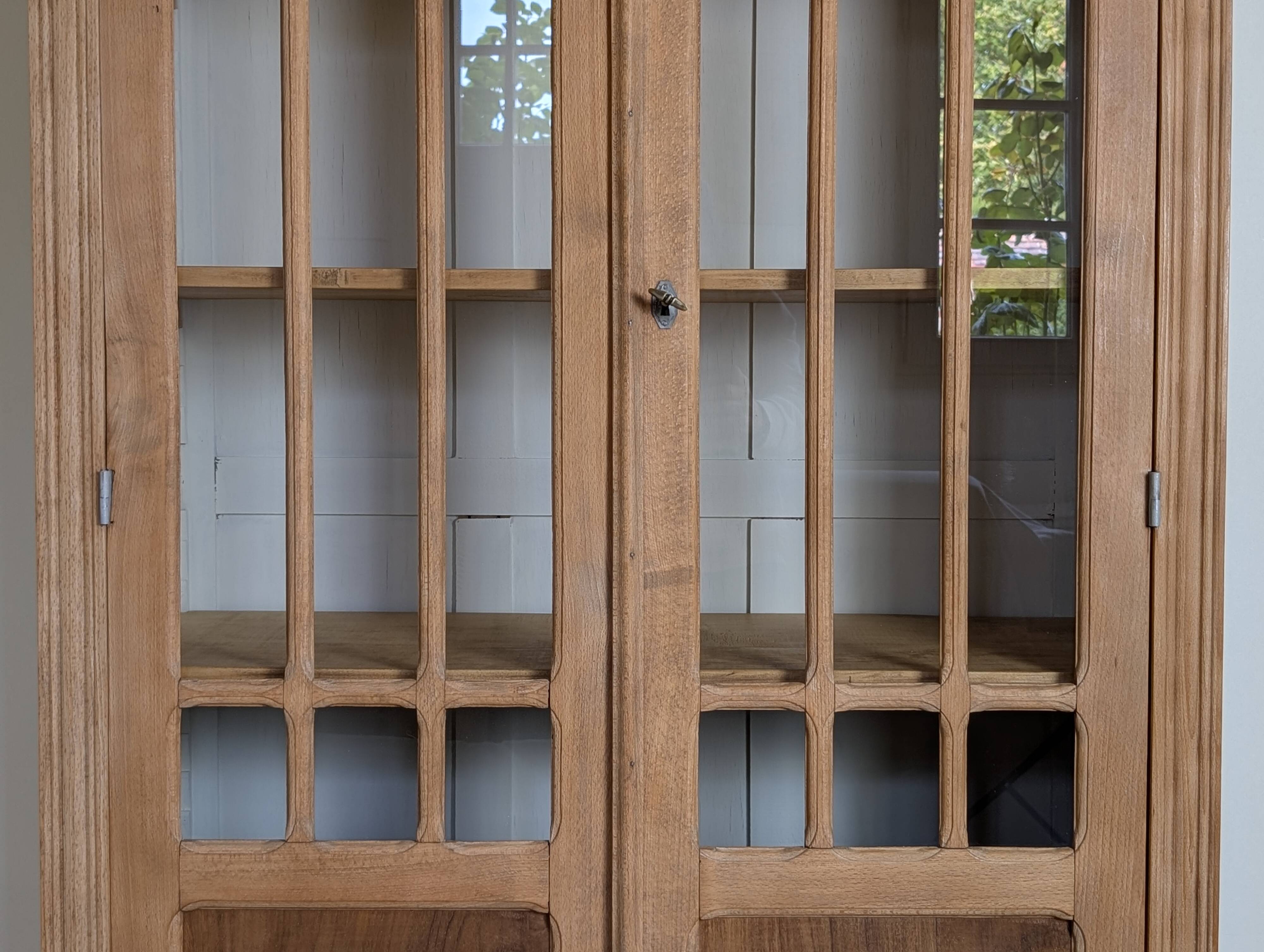 Armoire parisienne vitrée