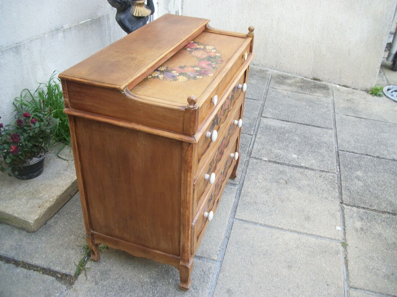 Chest of drawers
