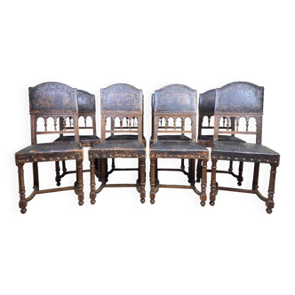 Set of 8 Renaissance style chairs in walnut and embossed leather
