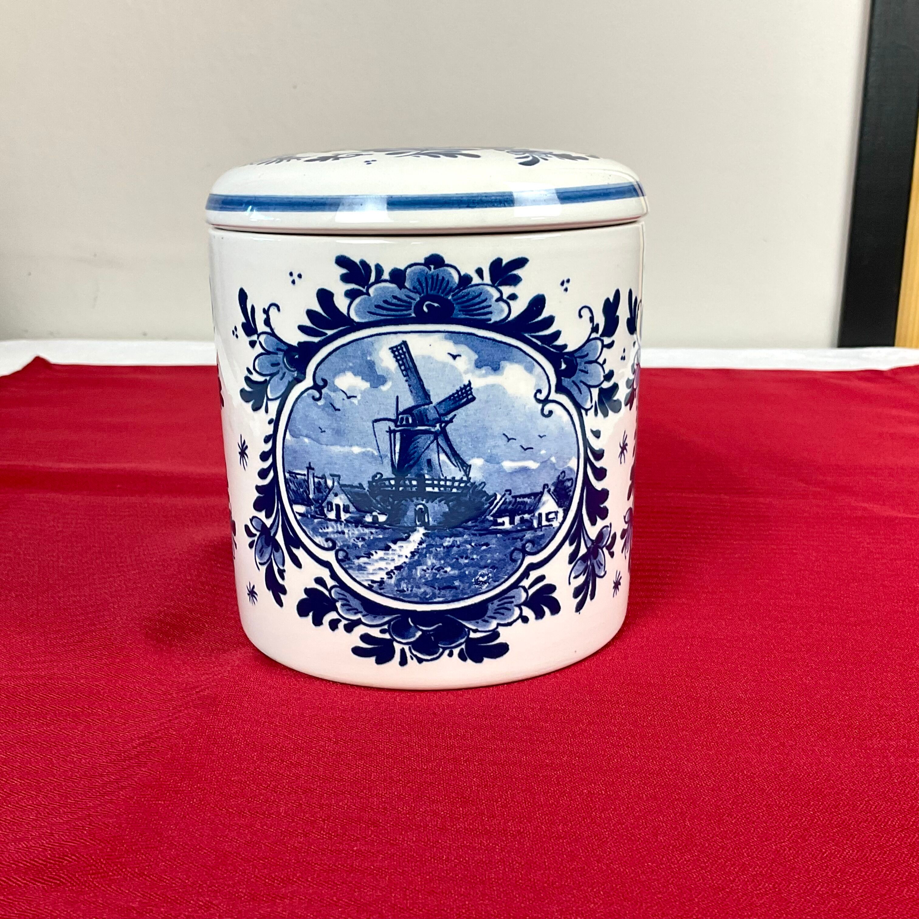 Delft blue Holland ceramic candy box