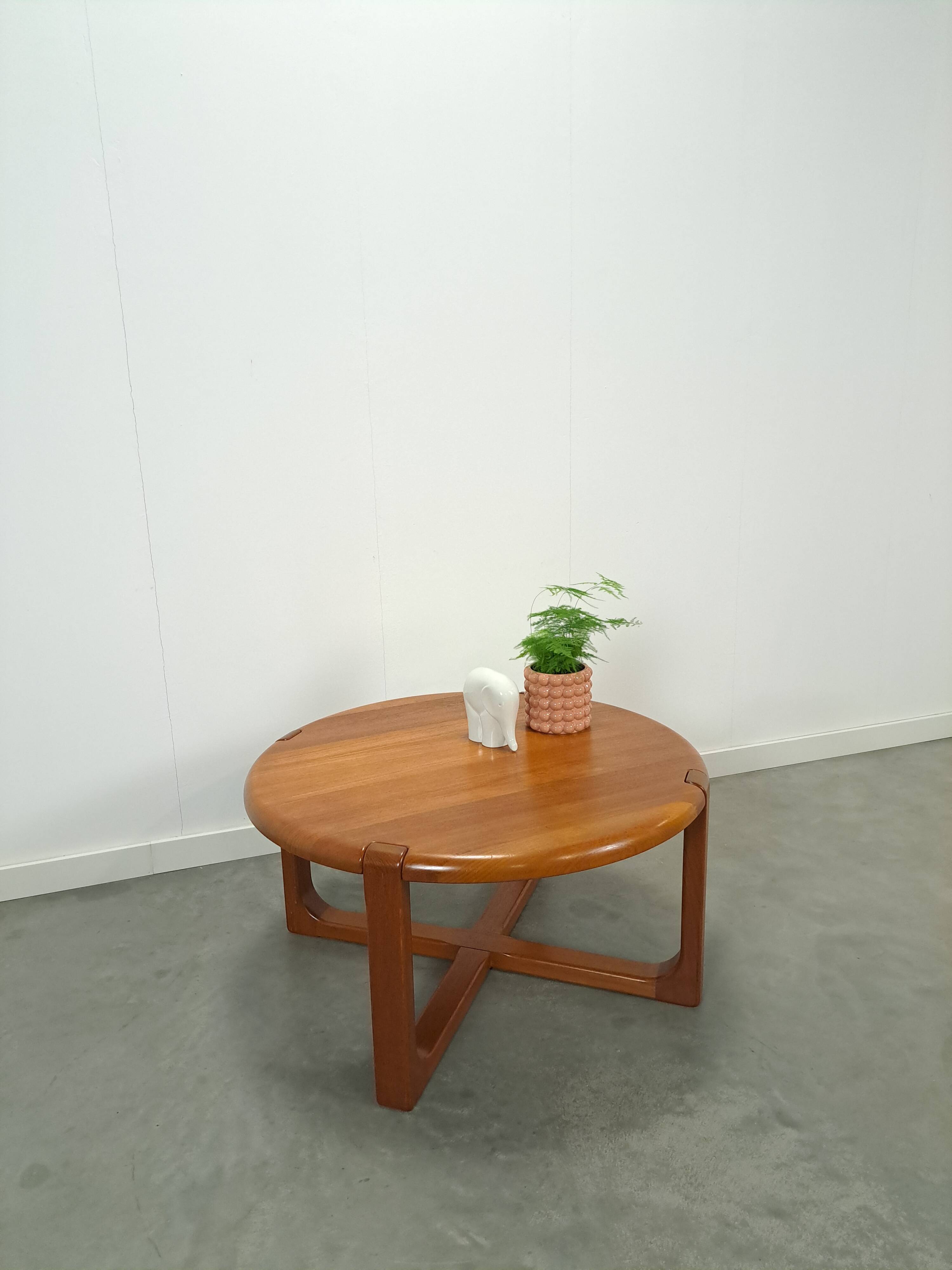 Table basse ronde en teck Niels Bach Danemark