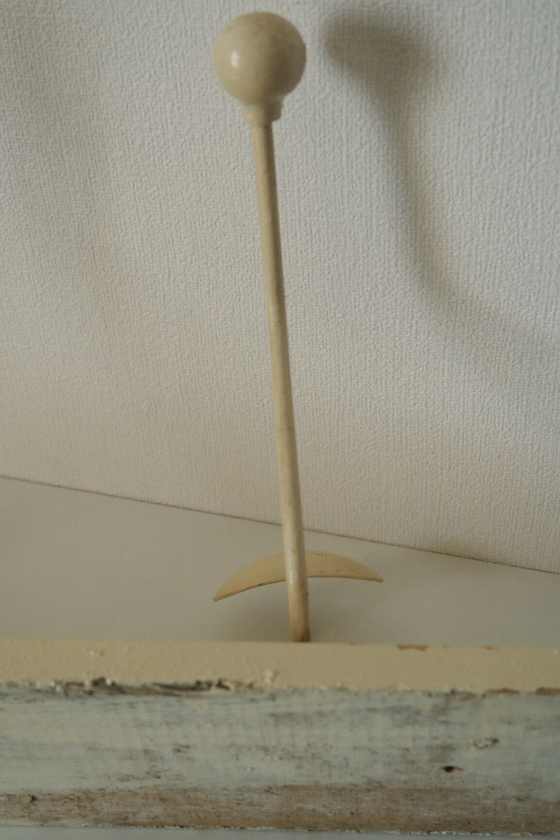 Porte manteau murale vintage bois et métal beige