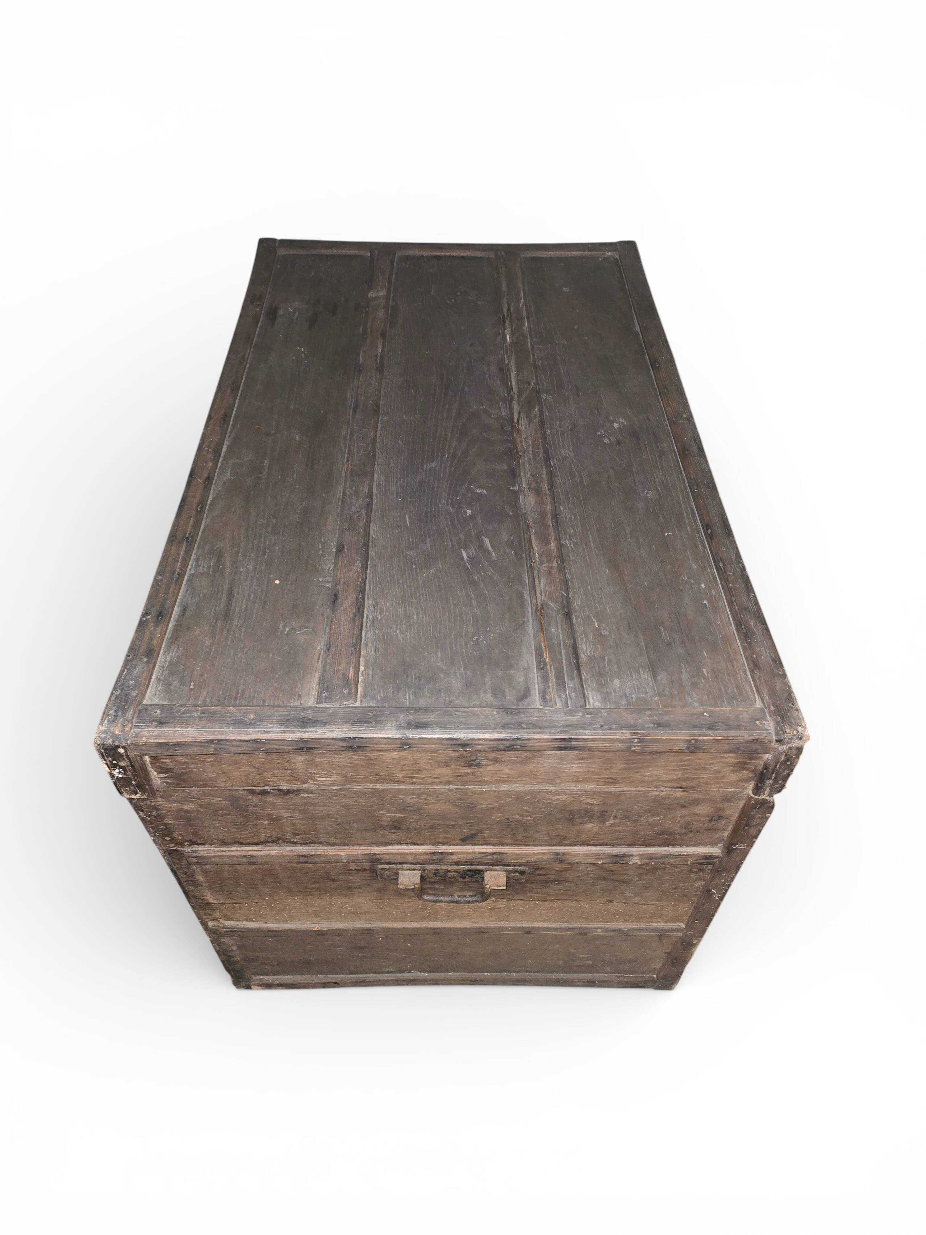 Old trunk / storage chest – rustic chic – solid wood