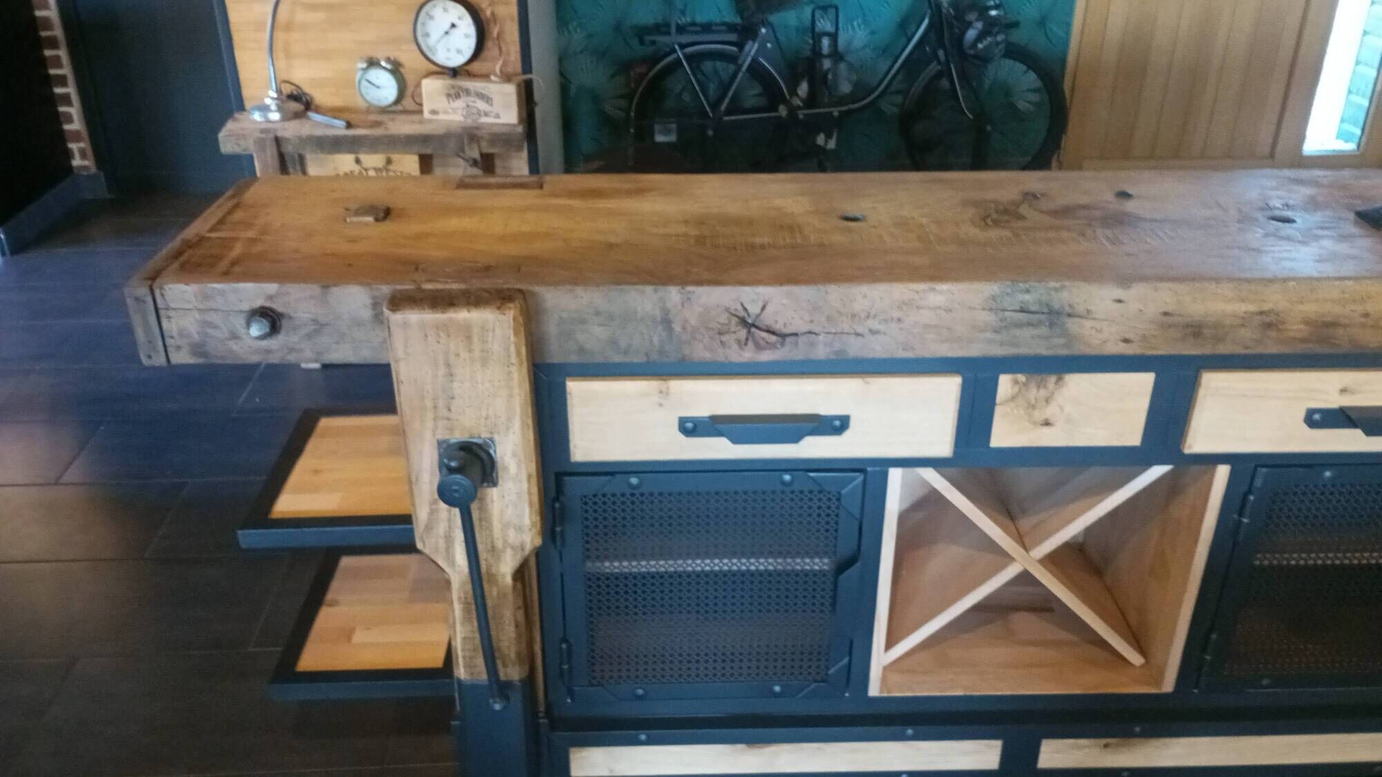 Ancien établi de menuisier transformé - pièce unique