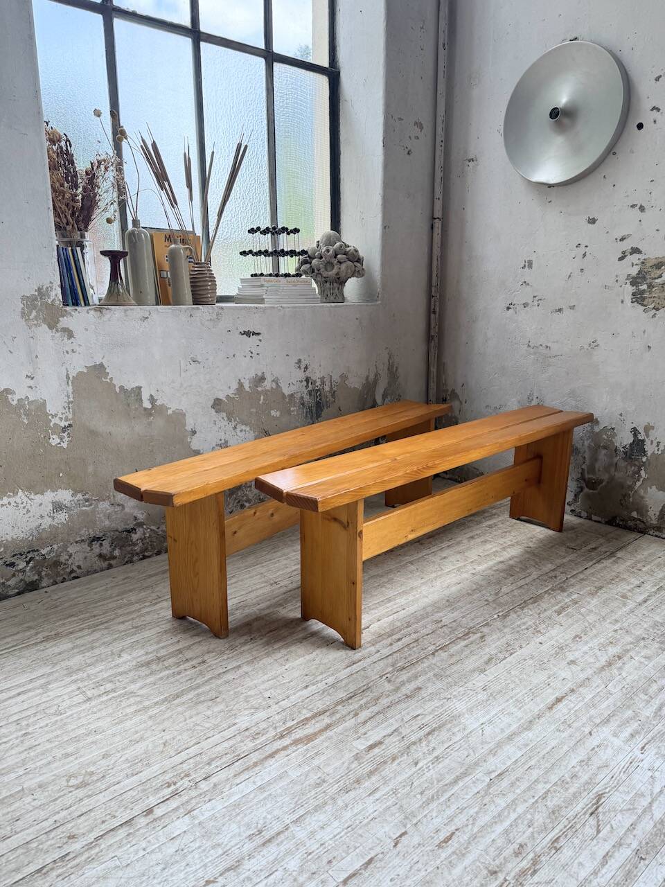Paire de bancs en pin Charlotte Perriand Les arcs
