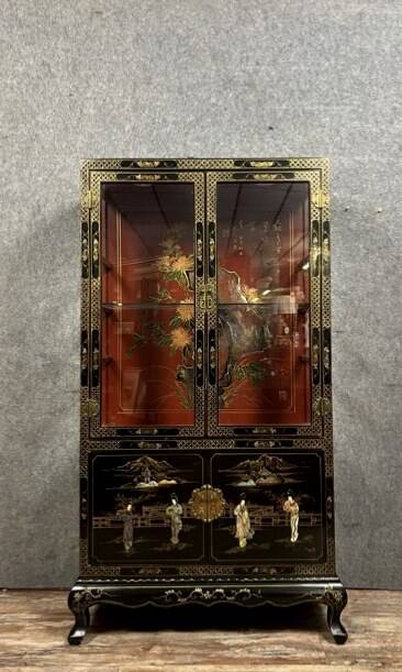 20th century China: Pretty bookcase in lacquer, hard stone and mother-of-pearl with three glazed sides