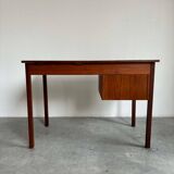 Bureau vintage avec coiffeuse