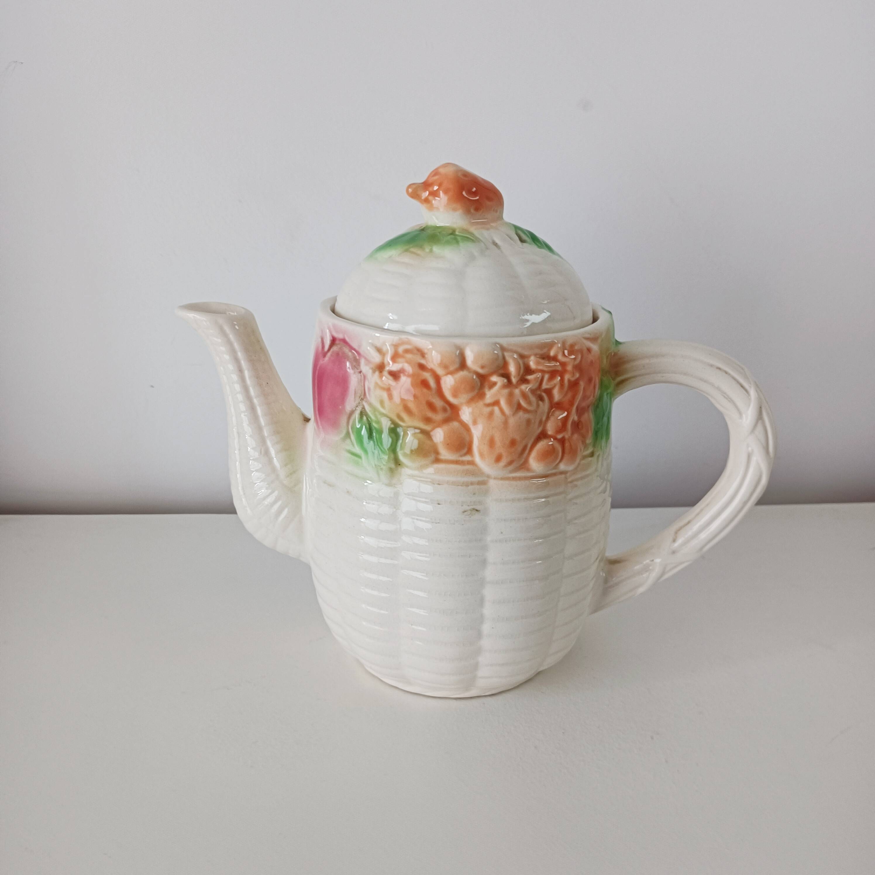 Théière en barbotine, décor fruits
