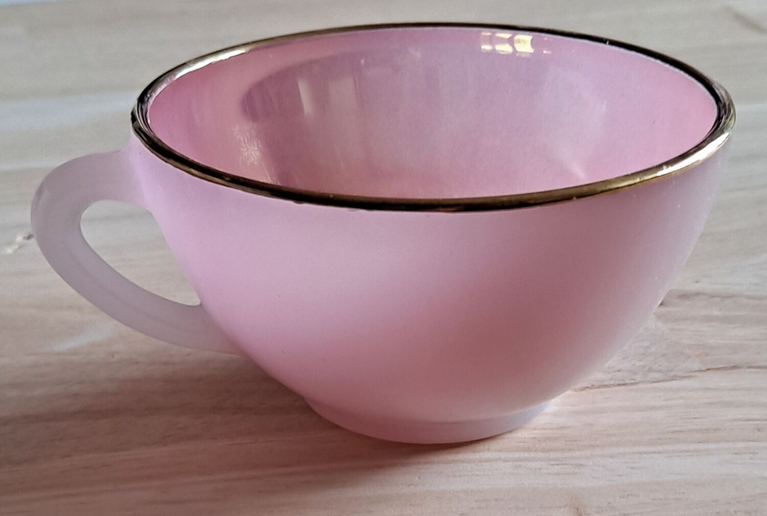 Iridescent pink Arcopal cup