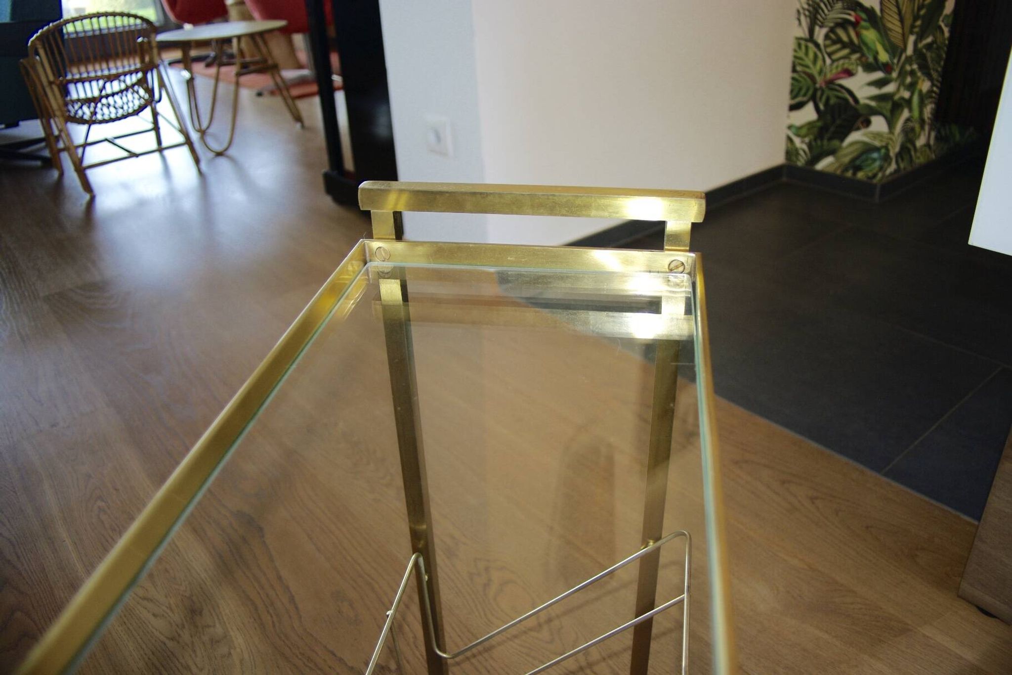 Table d'appoint vintage avec porte revue en laiton et verre