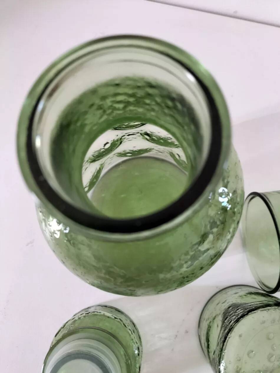 Carafe et gobelets assortis en verre moulé