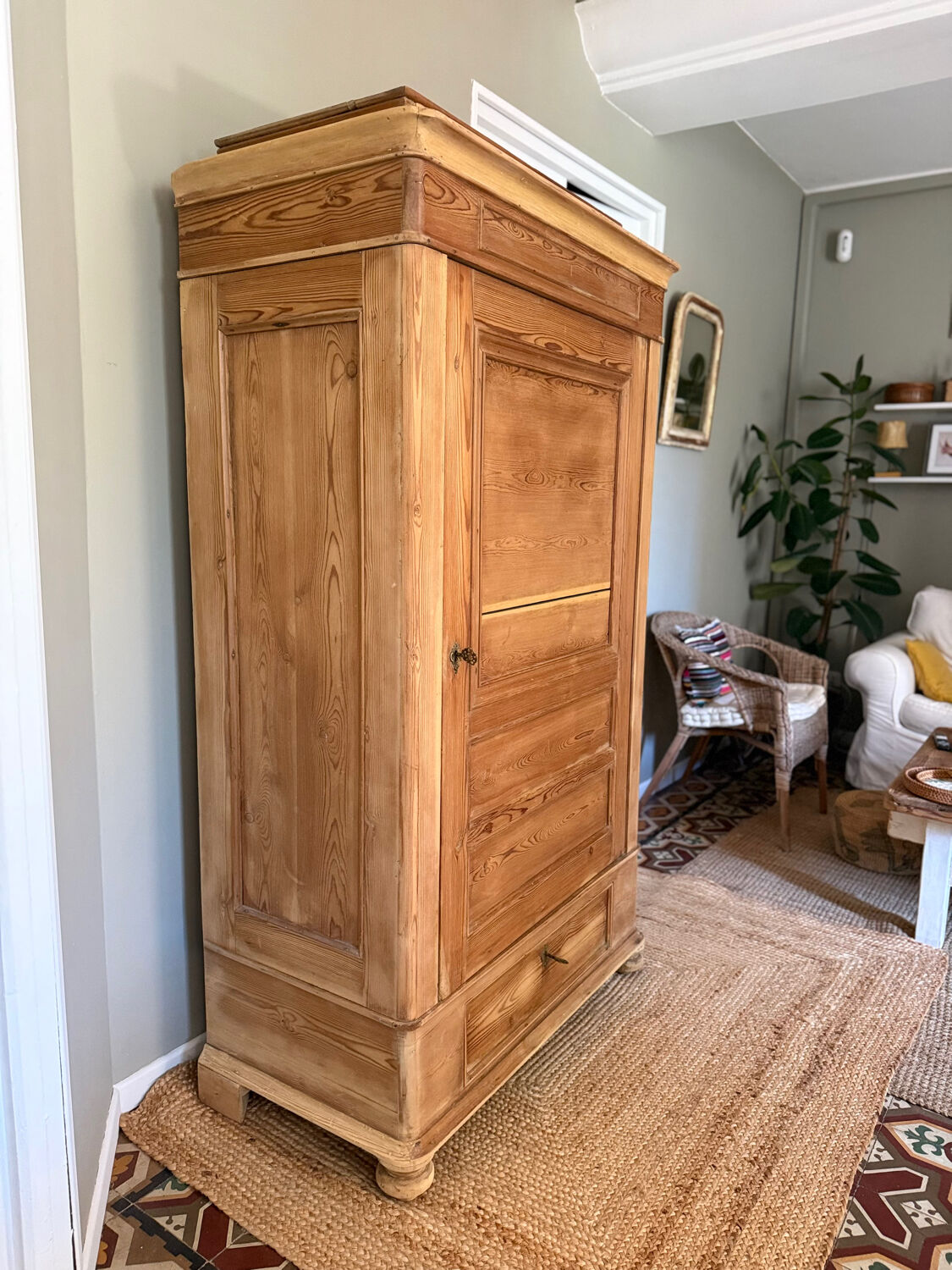 Small Parisian wardrobe "bonnetière"