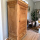 Petite armoire parisienne "bonnetière"