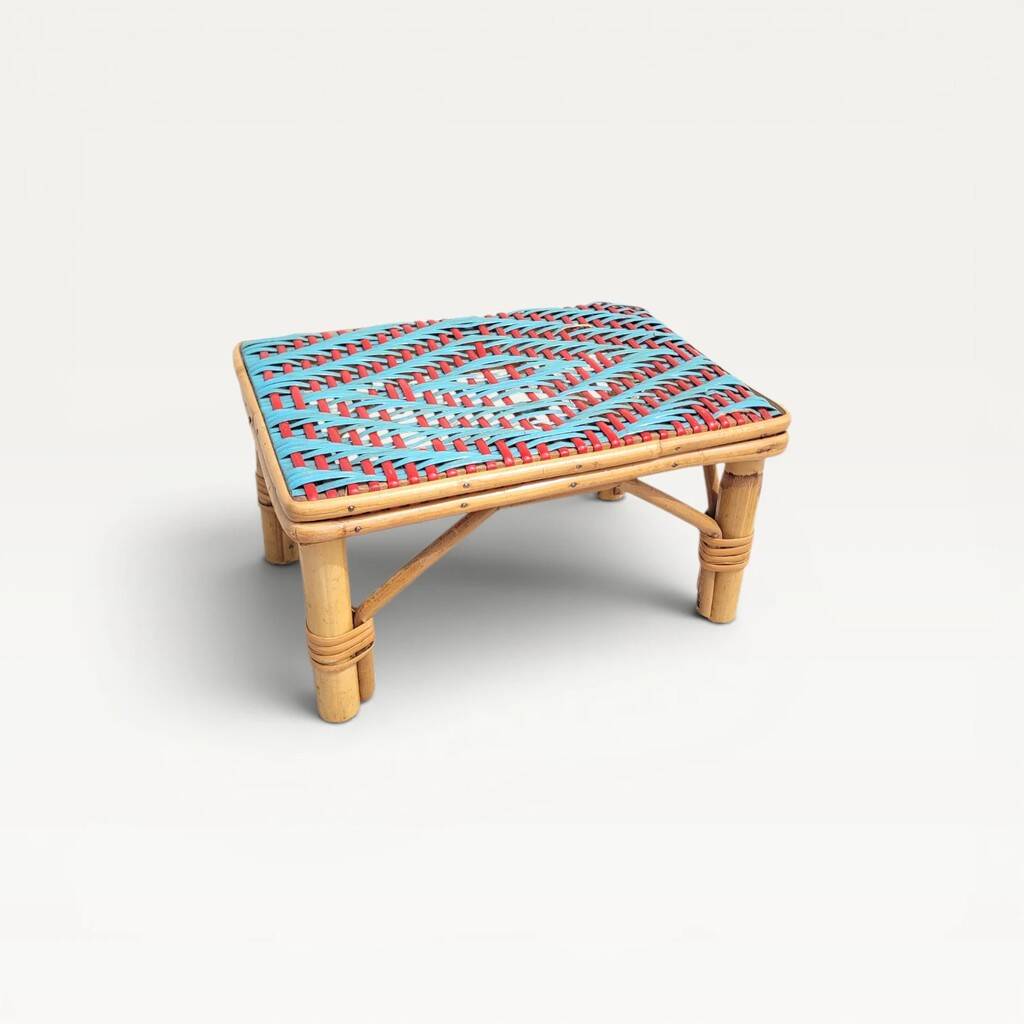 Petite tablette d’appoint en rotin rouge et vert céladon