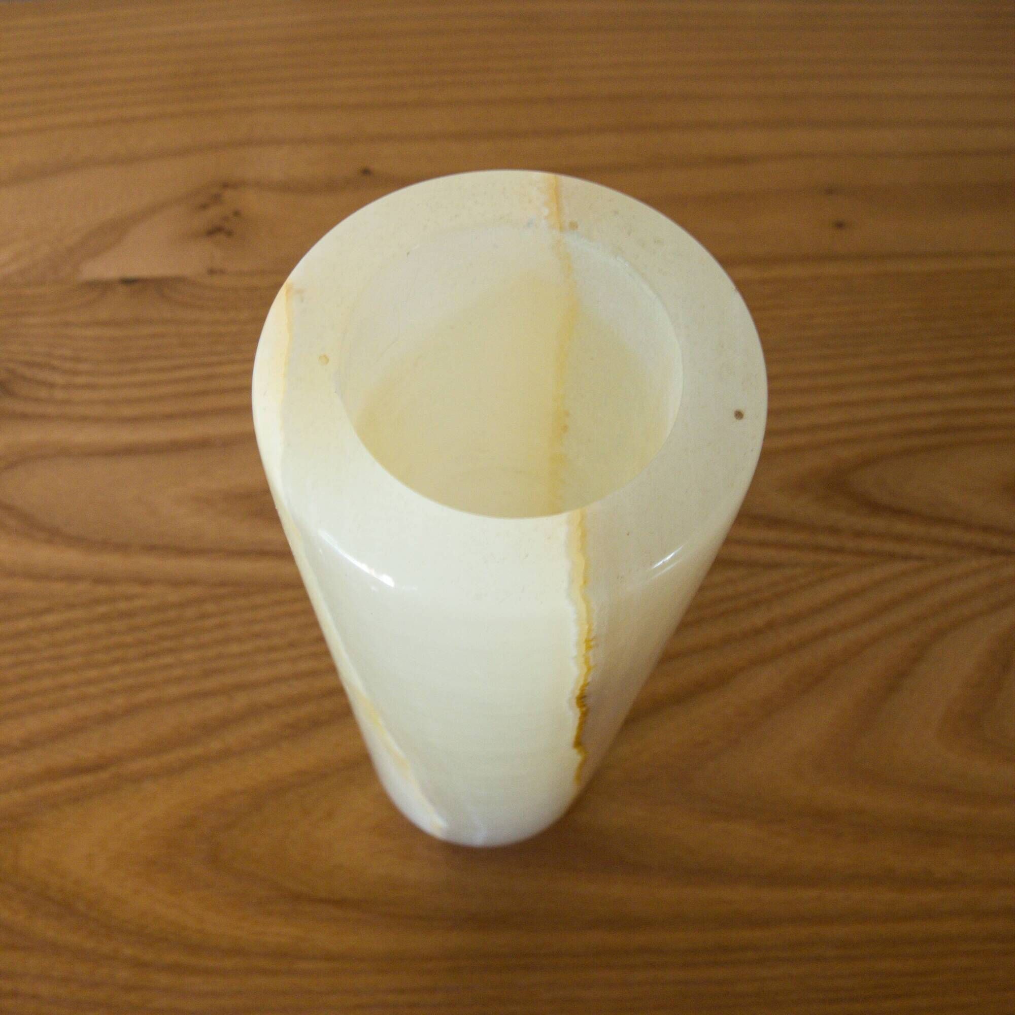 Vintage cylindrical vase in veined honey white onyx, 18 cm