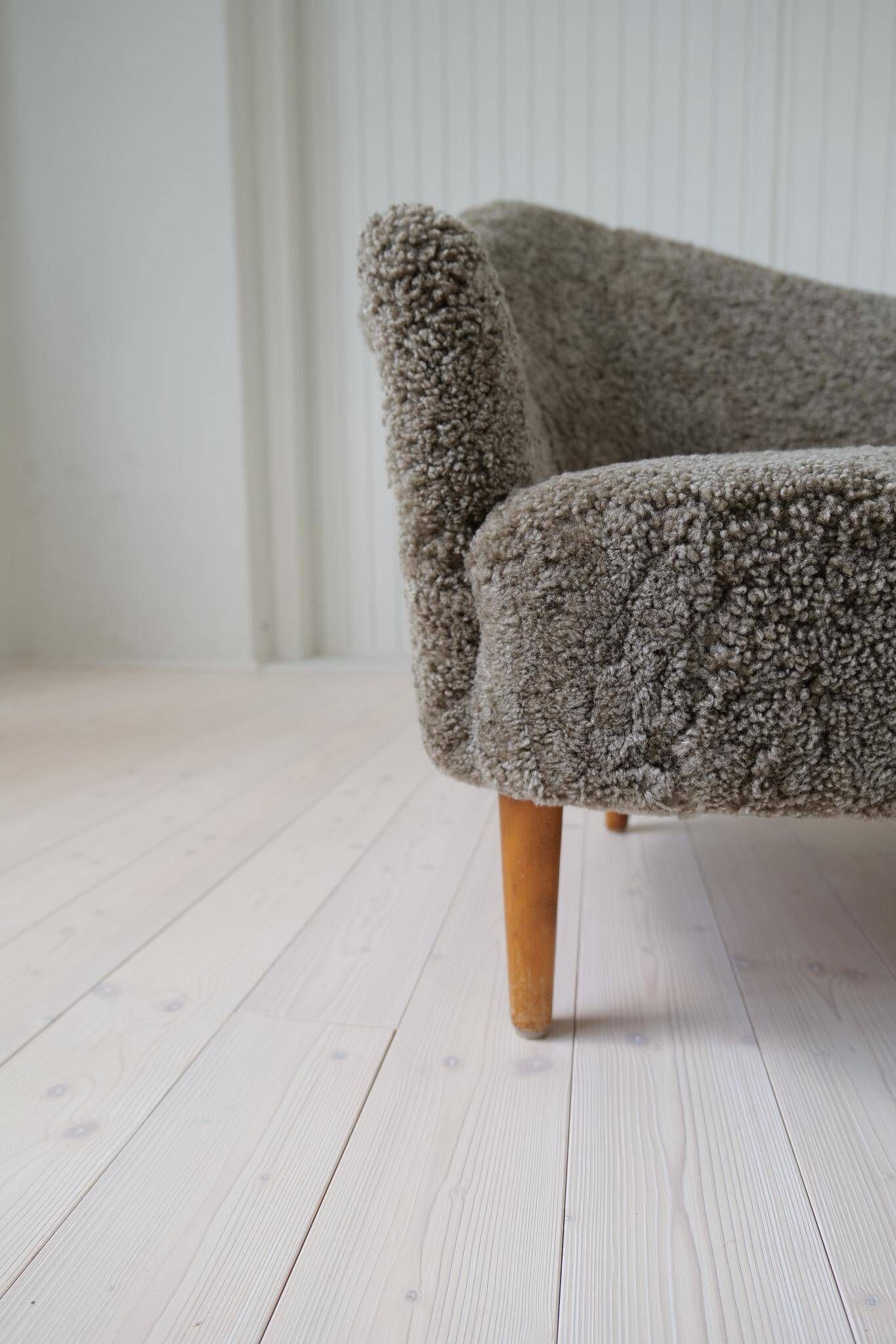 Canapé moderne du milieu du siècle en peau de mouton / shearling modèle 'Samspel' Carl Malmsten, 1956