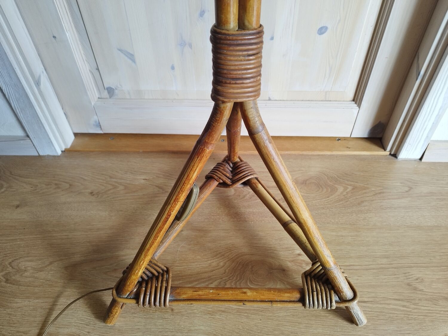 Pied de lampadaire tripode en bambou et rotin