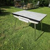 Extendable formica table