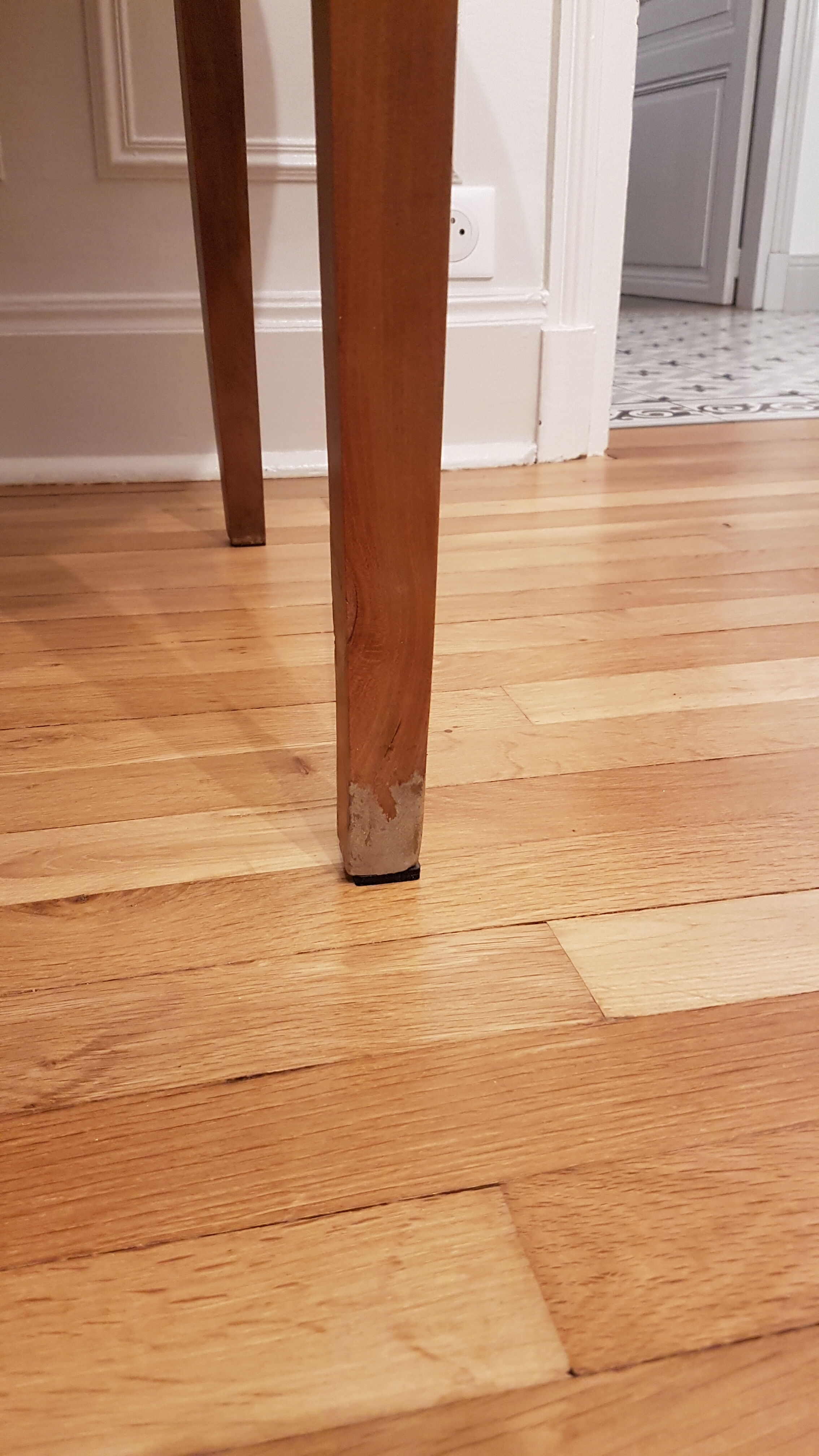 Round table with flaps