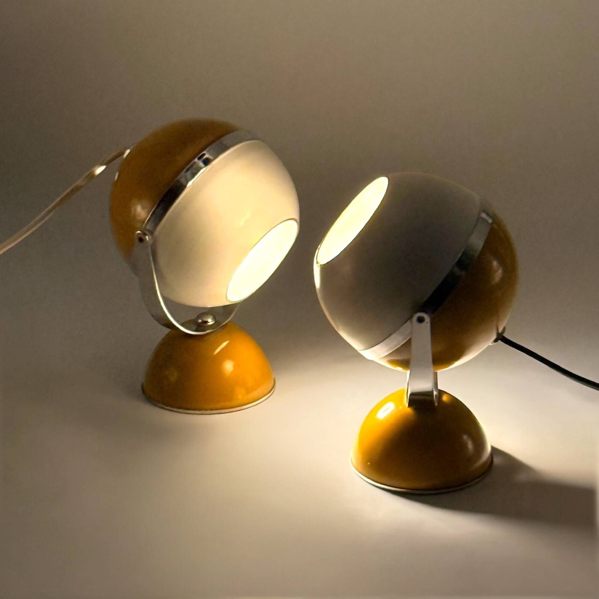 Paire de lampes eyeball Space Age métal blanc moutarde chrome Italie 1960s