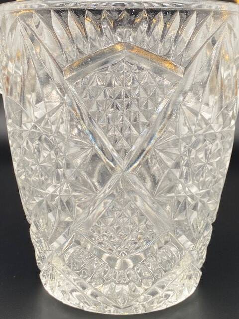 Seau à glace en verre travaillé avec anse dorée