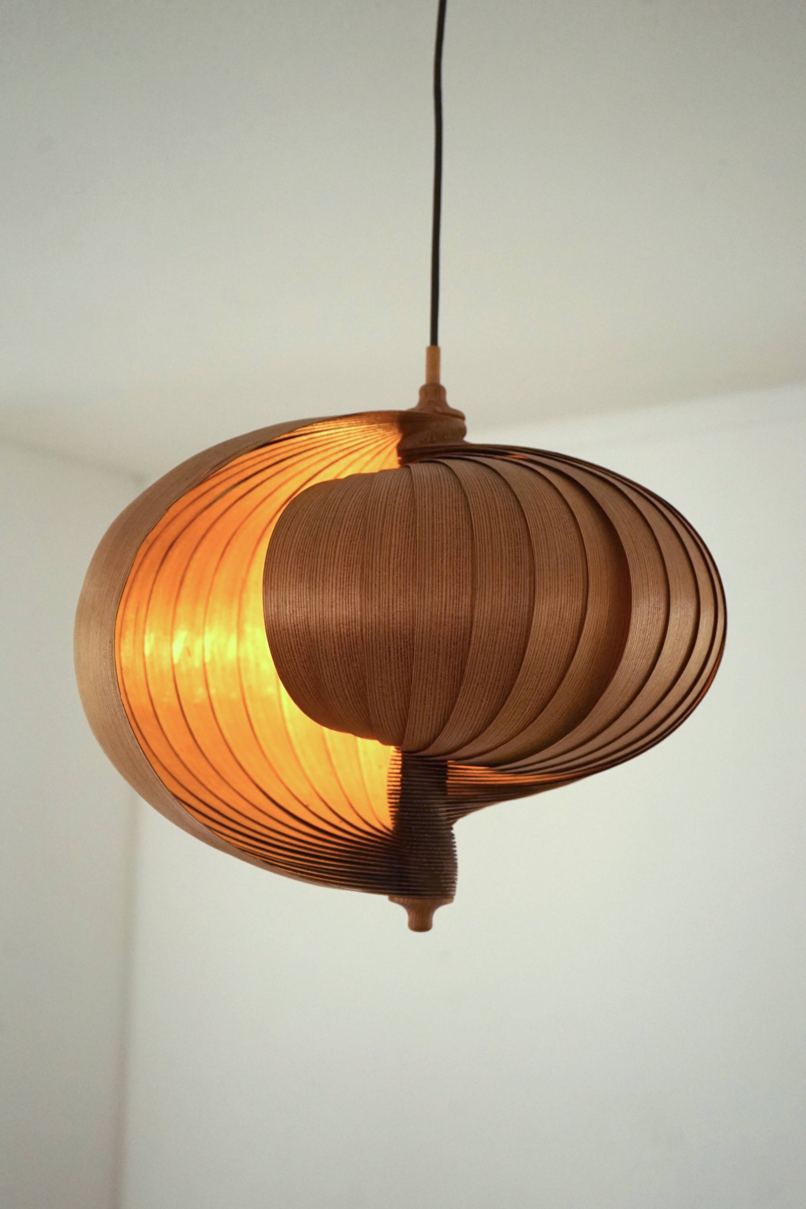 Lampe de plafond Nautilus en bois attribuée à Hans Agne Jakobsson, années 1960.