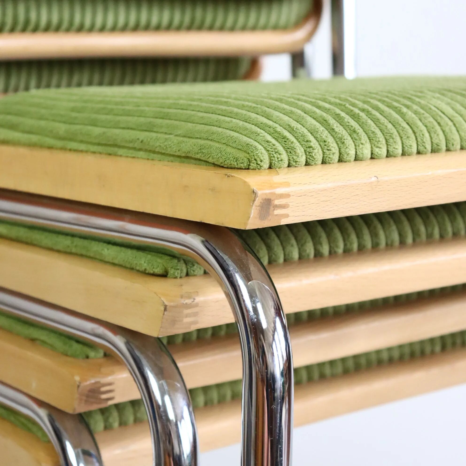 Série de quatre chaises B32