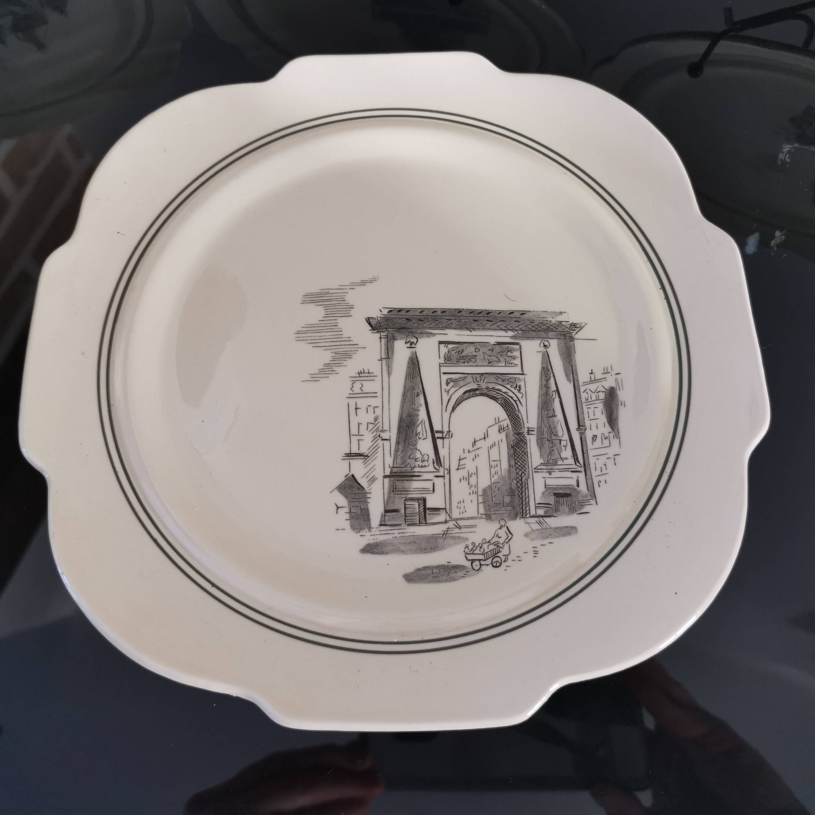 Série de 12 assiettes à dessert et son plateau à gâteaux Gien Paris Monuments