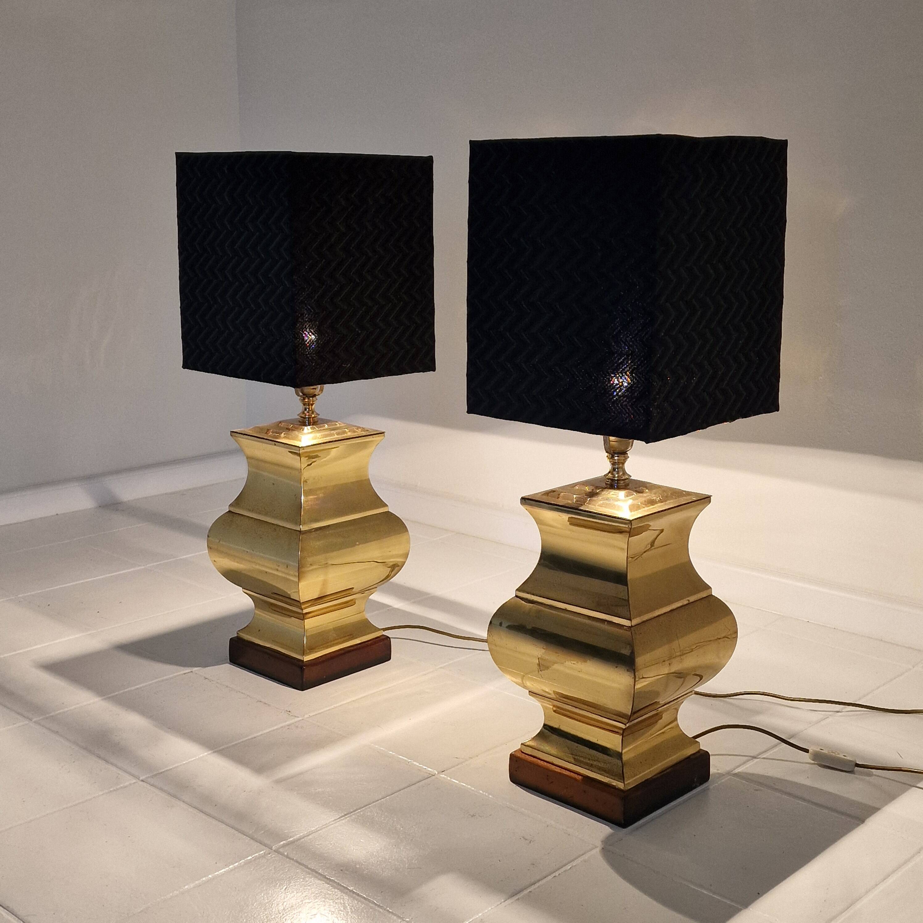 Paire de lampes de table de style Régence avec abat-jour noirs – Base en laiton et bois