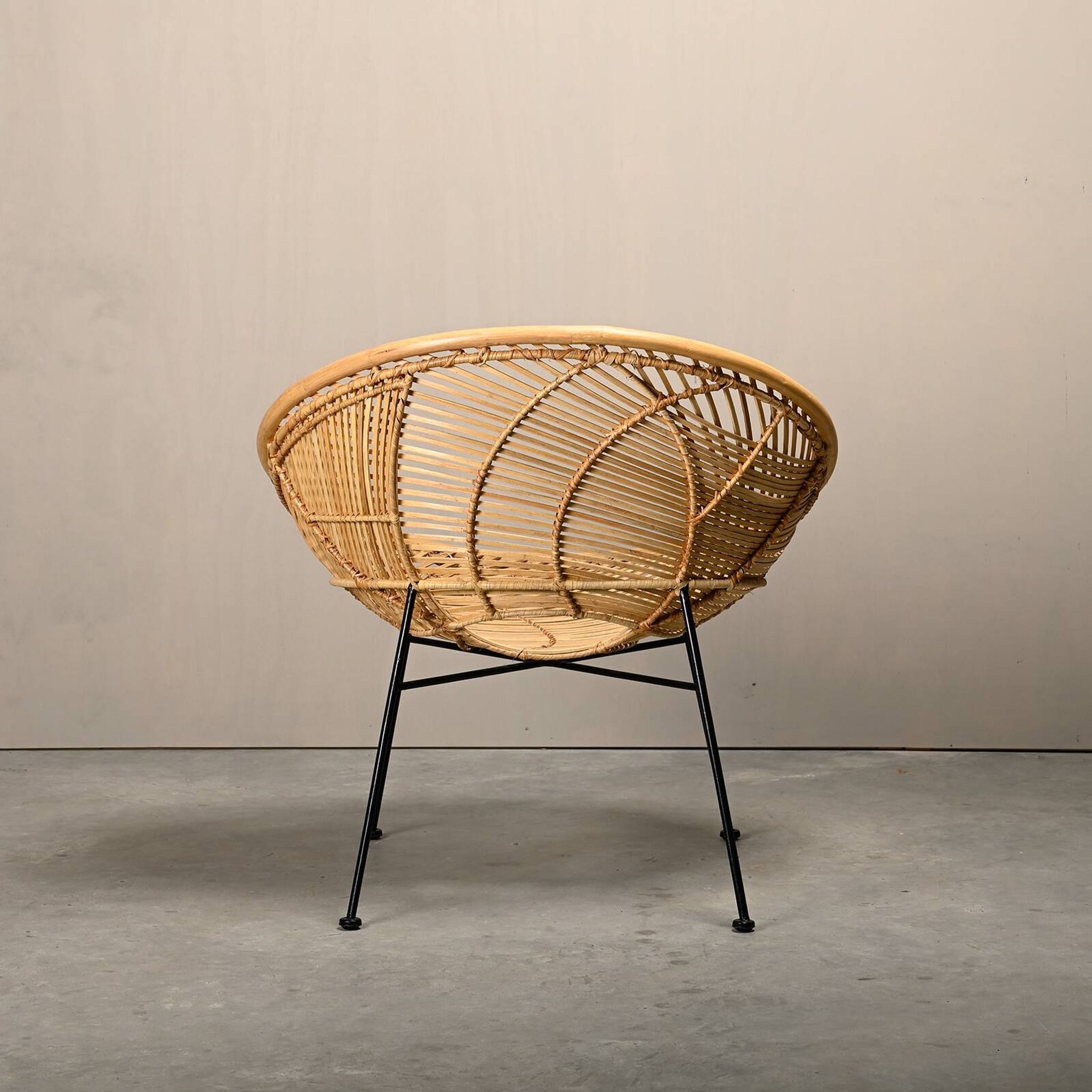Fauteuil corbeille en rotin et métal noir