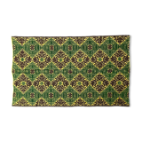 Tapis vert et jaune fait à la main avec de délicates fleurs colorées